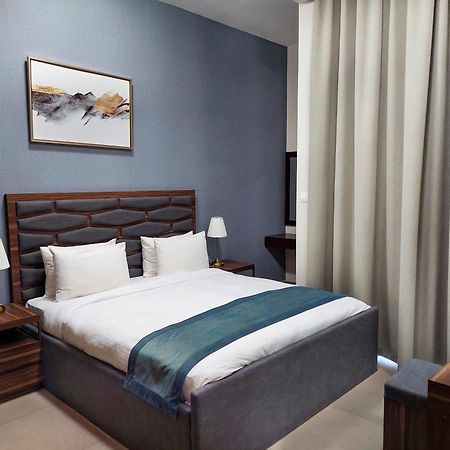 Luxe Grand Hotel Apartments Шарджа Экстерьер фото A bedroom in a hotel