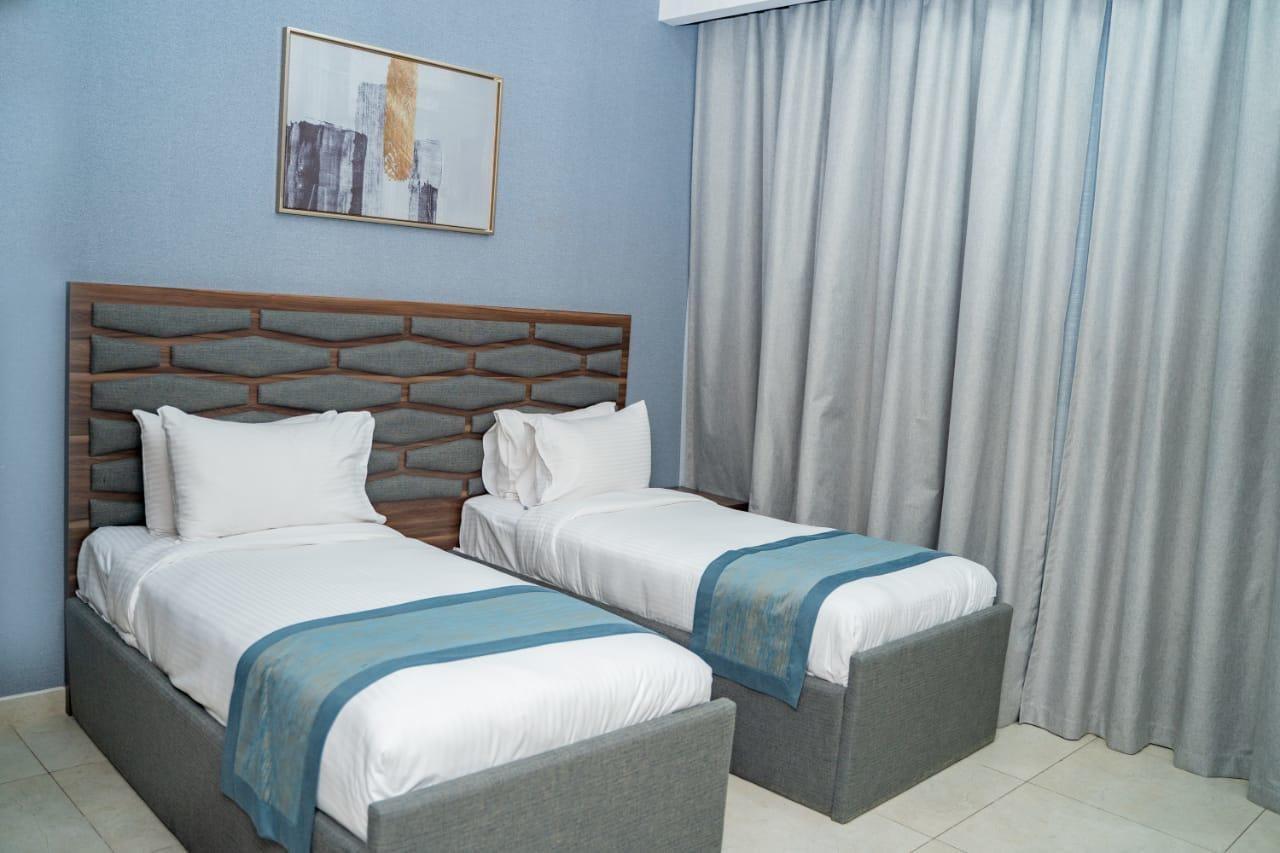 Luxe Grand Hotel Apartments Шарджа Экстерьер фото A bedroom at the hotel