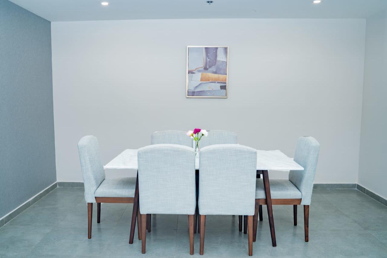 Luxe Grand Hotel Apartments Шарджа Экстерьер фото A dining room