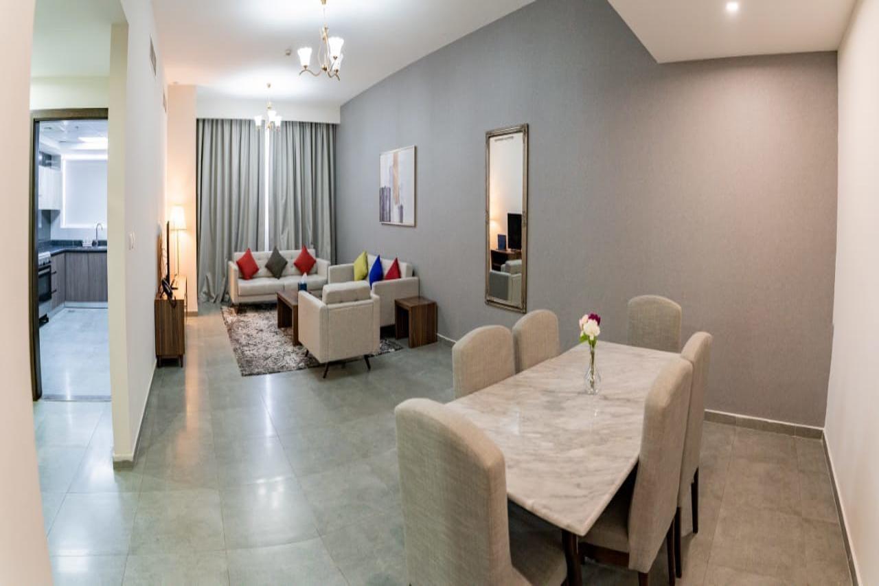 Luxe Grand Hotel Apartments Шарджа Экстерьер фото A living room in a typical apartment