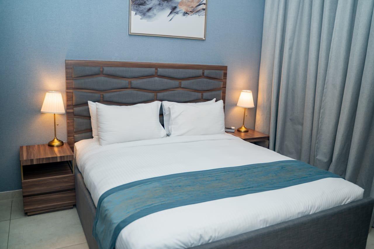 Luxe Grand Hotel Apartments Шарджа Экстерьер фото A bed with a bed runner