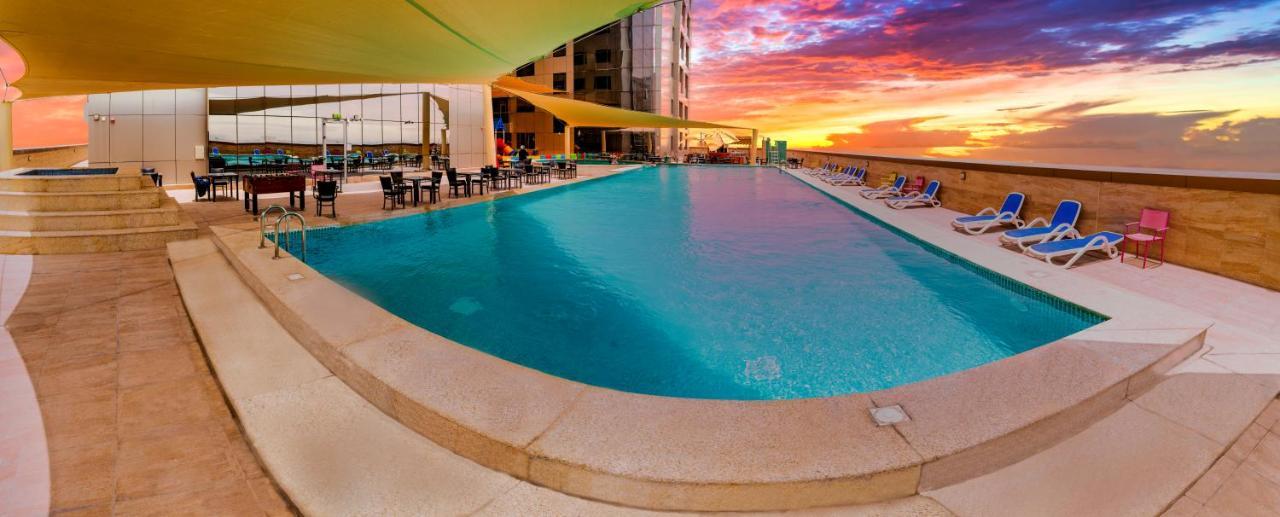 Luxe Grand Hotel Apartments Шарджа Экстерьер фото The pool at the hotel