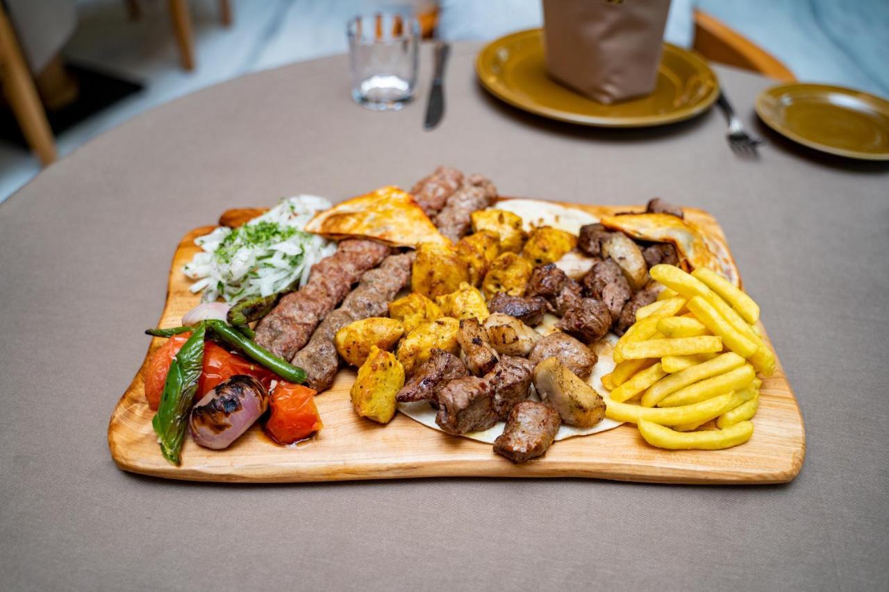 Luxe Grand Hotel Apartments Шарджа Экстерьер фото Mixed grill