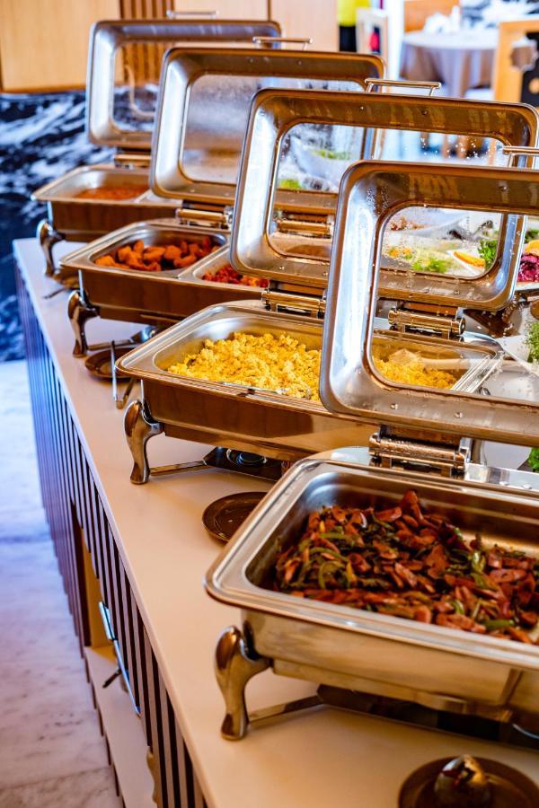 Luxe Grand Hotel Apartments Шарджа Экстерьер фото A chafing dish buffet