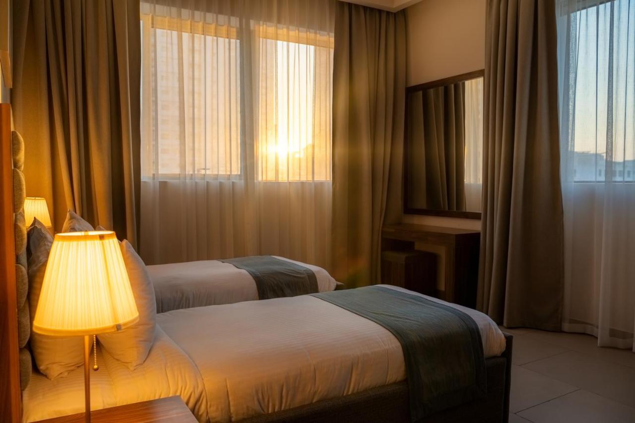 Luxe Grand Hotel Apartments Шарджа Экстерьер фото A bedroom at the hotel
