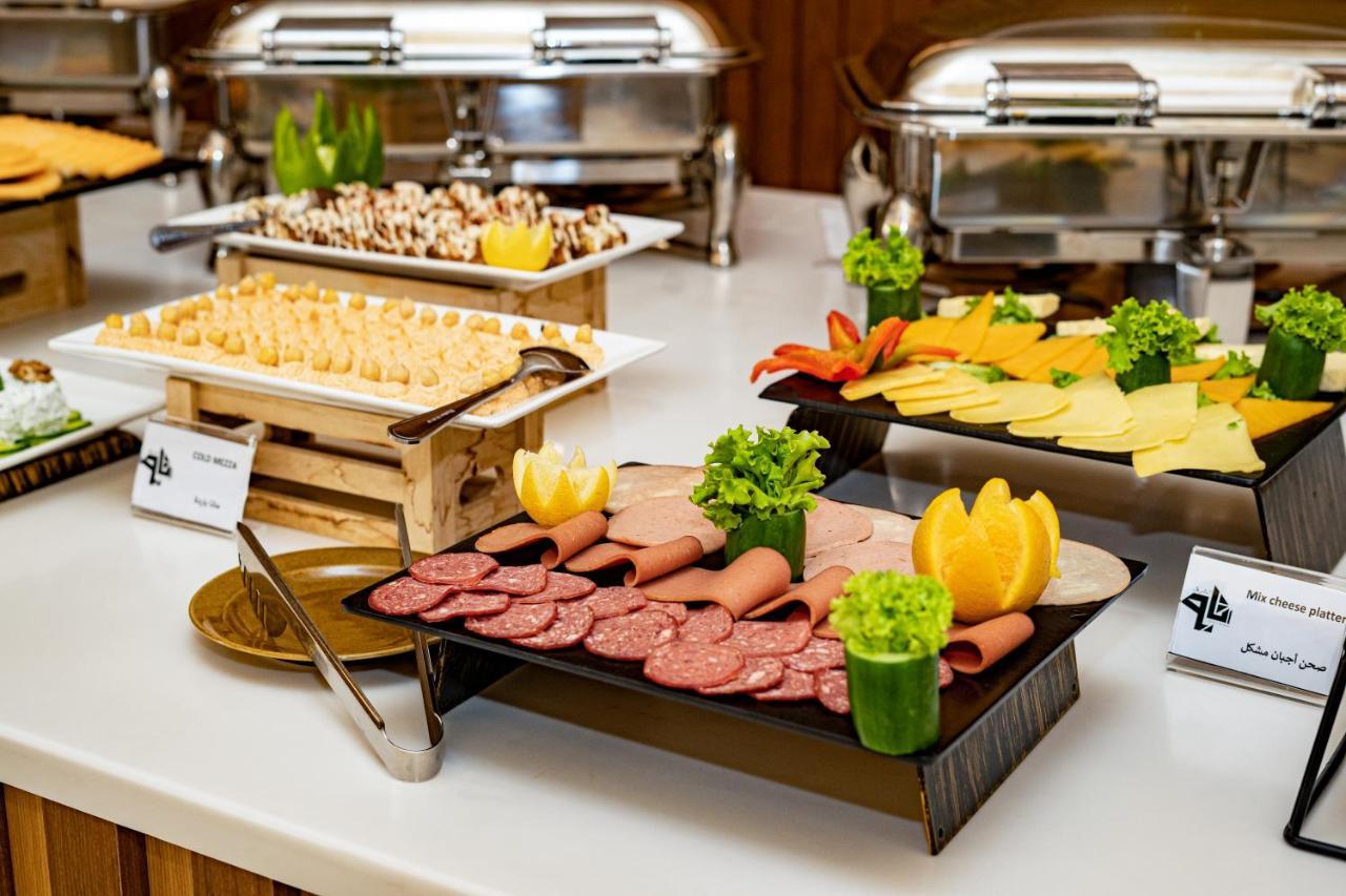 Luxe Grand Hotel Apartments Шарджа Экстерьер фото A buffet at a hotel