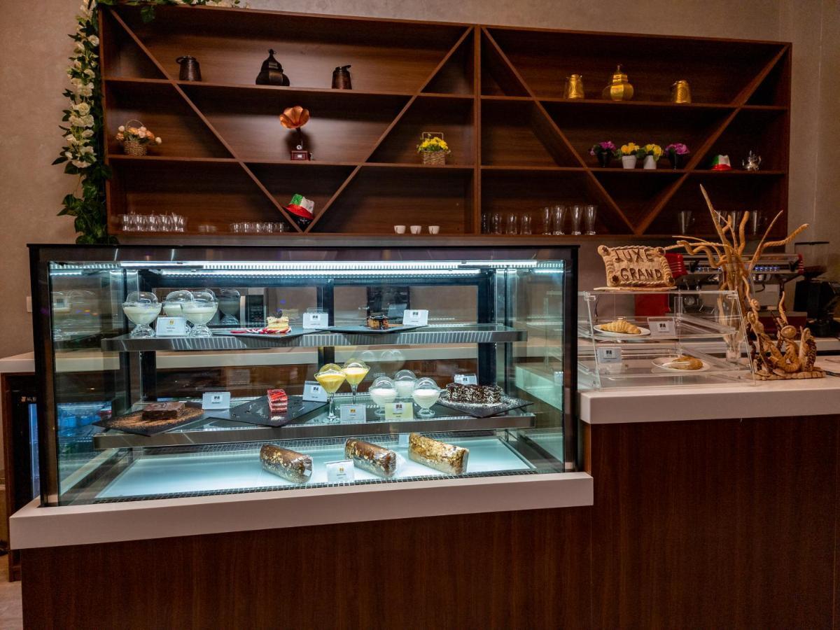 Luxe Grand Hotel Apartments Шарджа Экстерьер фото A pastry display case