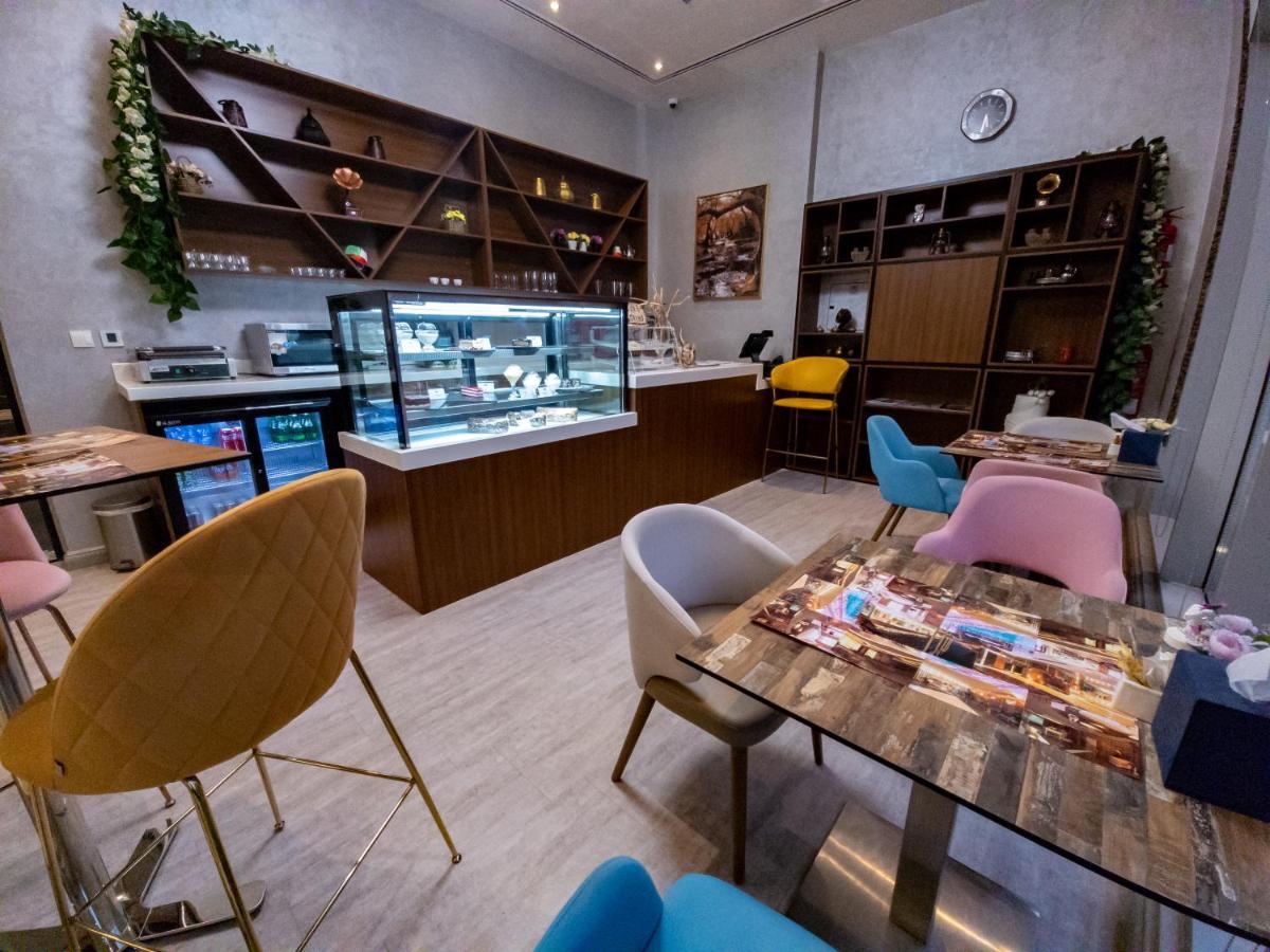 Luxe Grand Hotel Apartments Шарджа Экстерьер фото A cafe in the United Arab Emirates