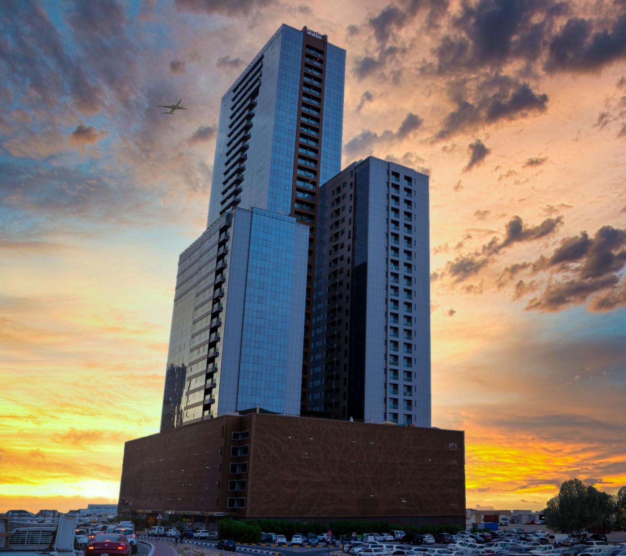 Luxe Grand Hotel Apartments Шарджа Экстерьер фото The building at sunset