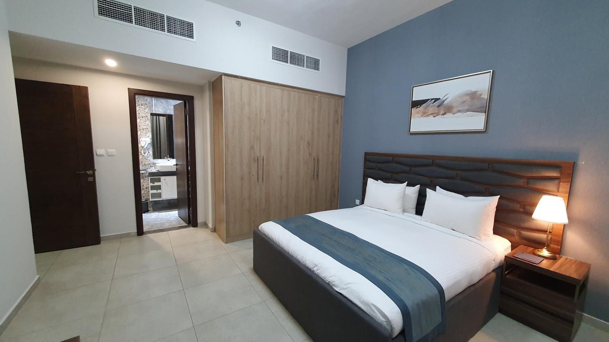 Luxe Grand Hotel Apartments Шарджа Экстерьер фото A bedroom in a hotel