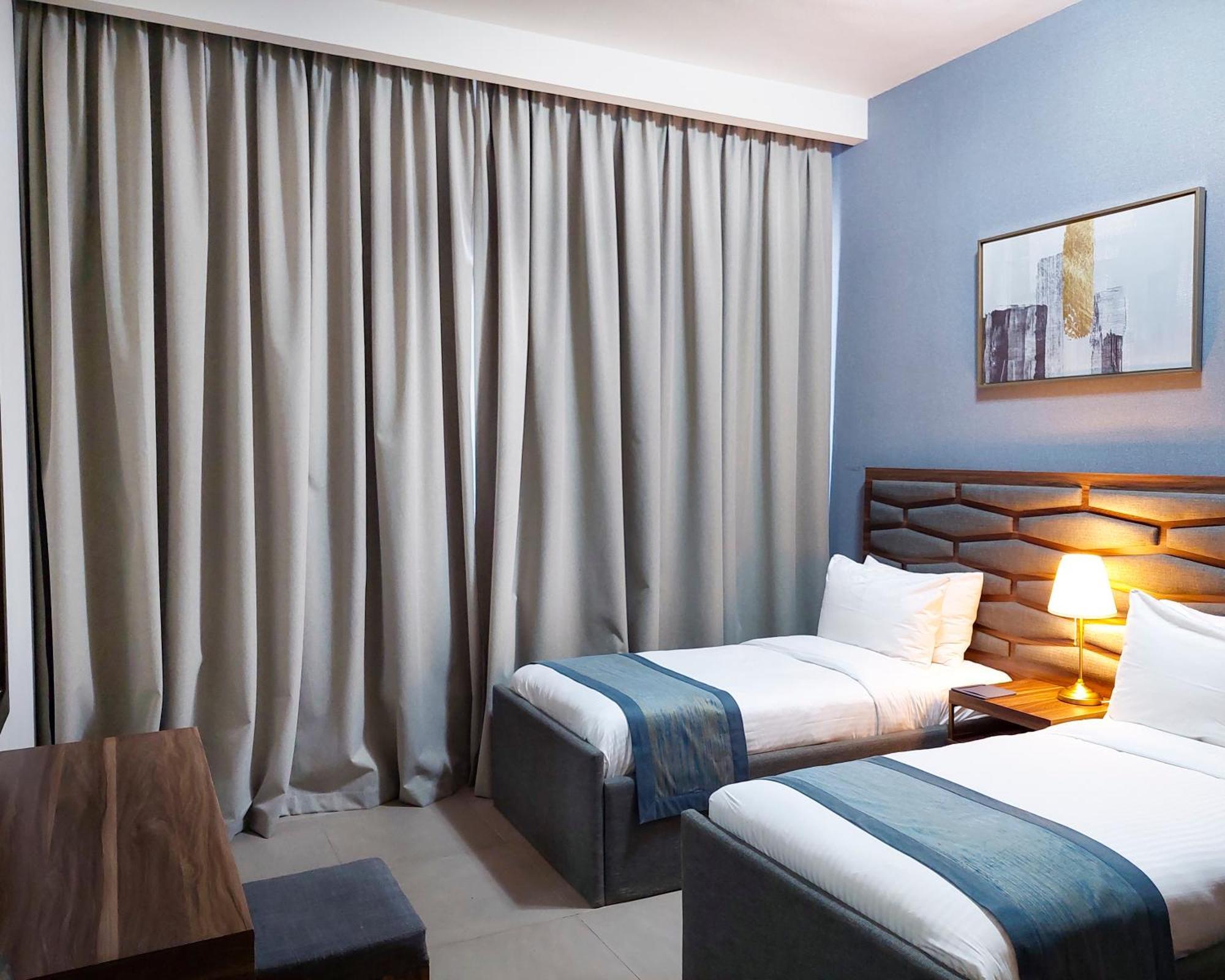Luxe Grand Hotel Apartments Шарджа Экстерьер фото A bedroom at the hotel
