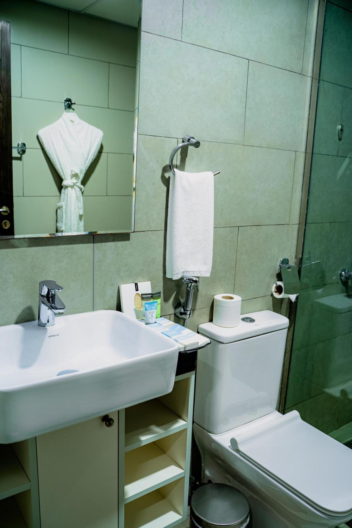 Luxe Grand Hotel Apartments Шарджа Номер фото Bathroom